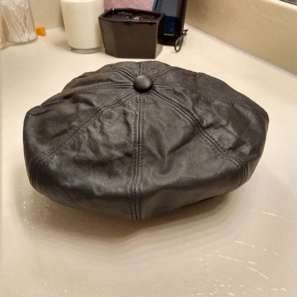 Harley-Davidson Vintage Black Leather Cap with Red Logo - Picture 6 of 15